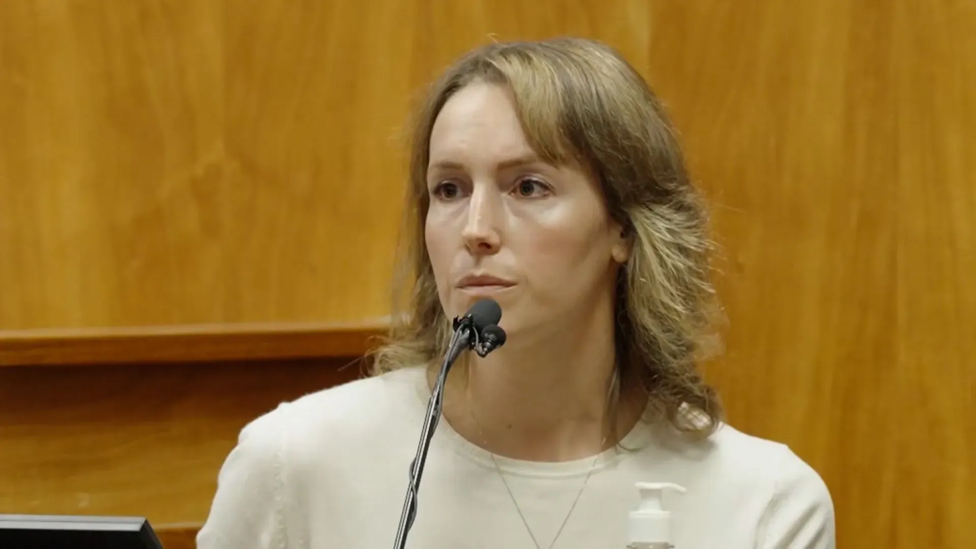 شهادة آرييل كونيج في محكمة هونولولو، حيث تتحدث عن اعتداء زوجها، الدكتور جيرهارد كونيج، أثناء نزهة في هاواي.