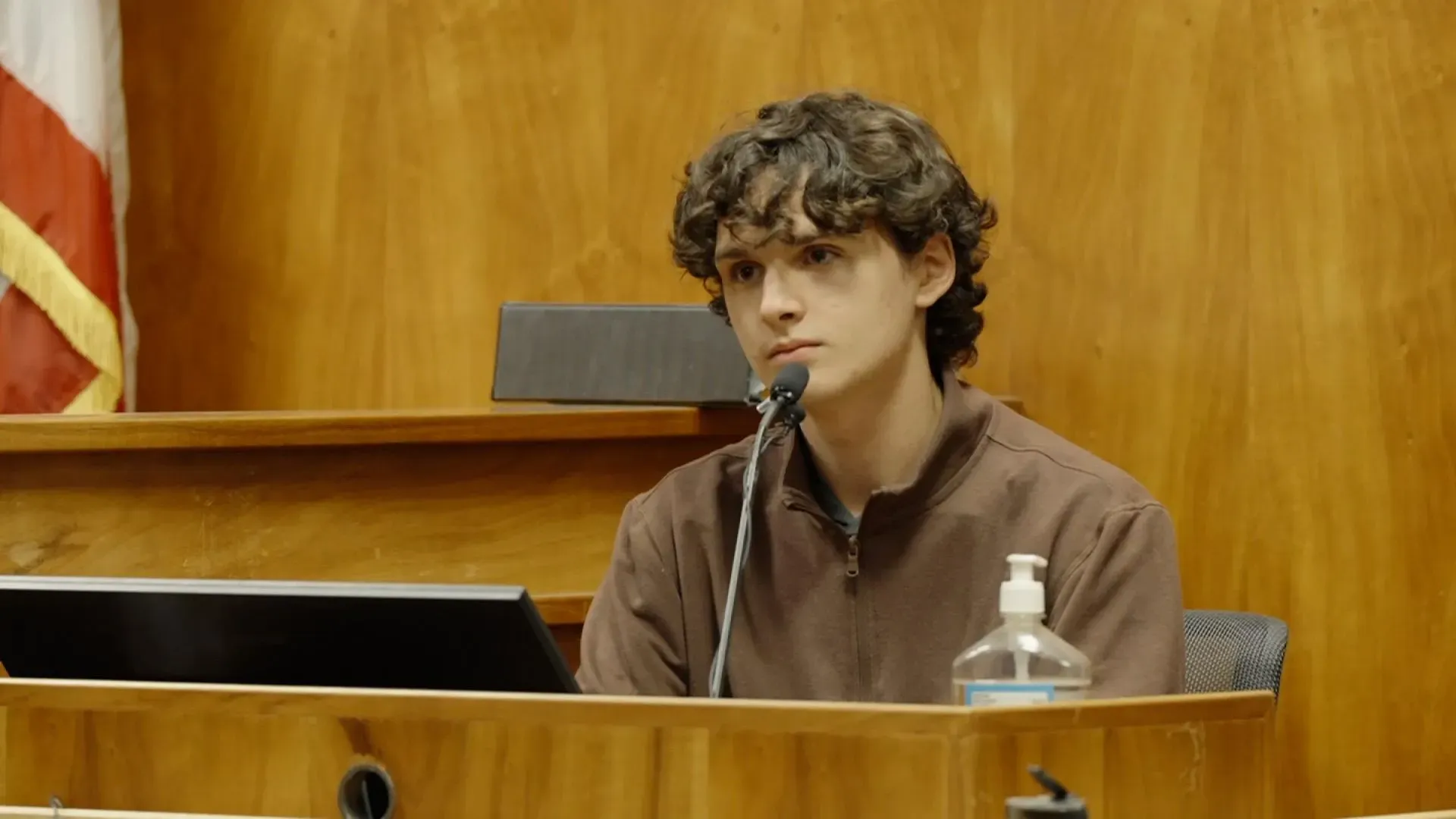 شهادة ابن جيرهارد كونيج في المحكمة حول اعتداء والده المزعوم على والدته، حيث يتحدث عن الاعتراف بالاعتداء في مكالمة عبر فيس تايم.