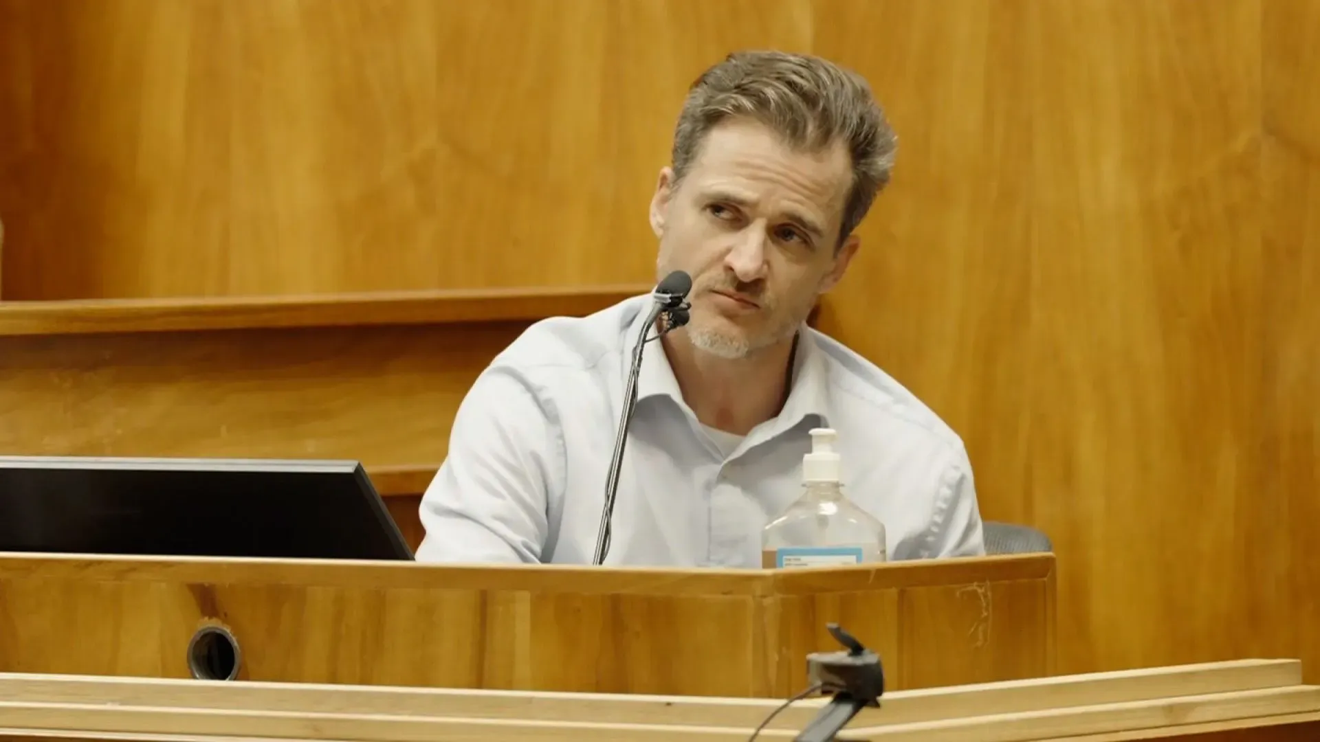 شهادة طبيب متهم بمحاولة قتل زوجته أثناء نزهة في هاواي، حيث يتحدث عن تفاصيل الاعتداء المزعوم في المحكمة.