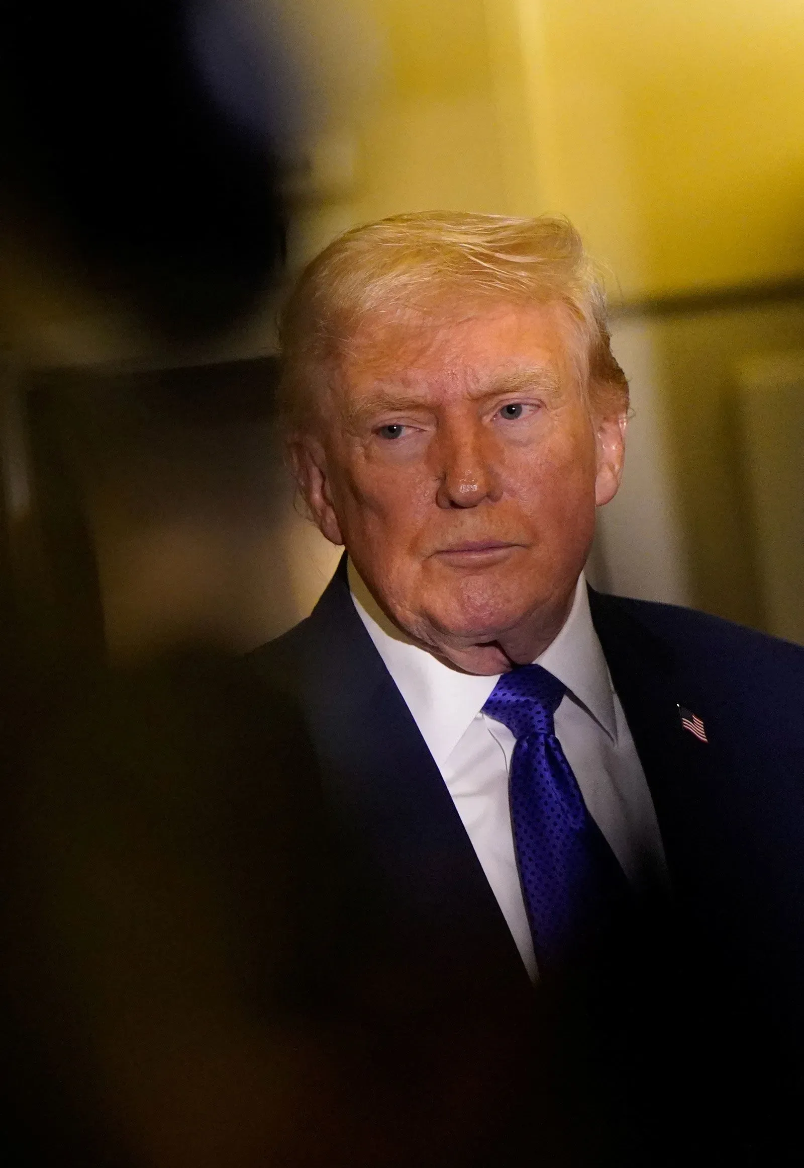 صورة لترامب يظهر فيها بملابس رسمية، مع تعبير وجه يعكس الغضب والقلق، في سياق الخلافات السياسية حول دعوات حكام الولايات.