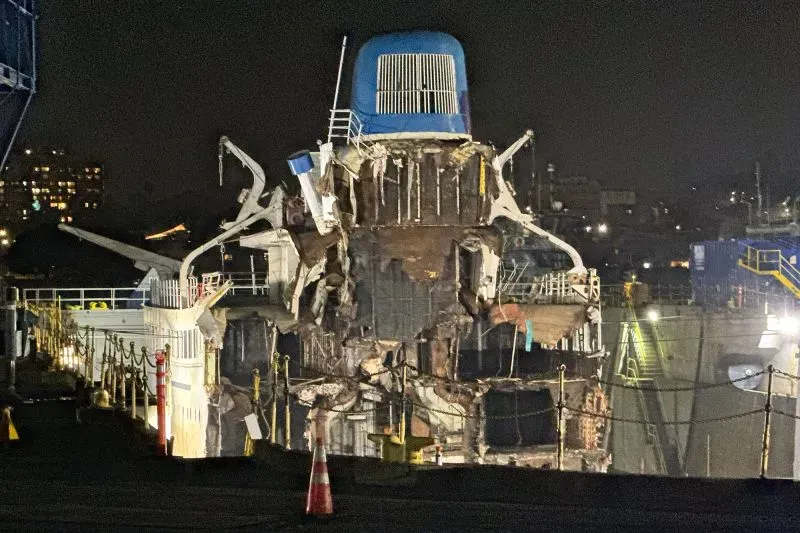 تظهر الصورة الهيكل المدمر لسفينة "أورورا" السياحية، التي تم هدمها بعد 15 عاماً من الترميم، مما يمثل نهاية مؤلمة لتاريخها الغني.