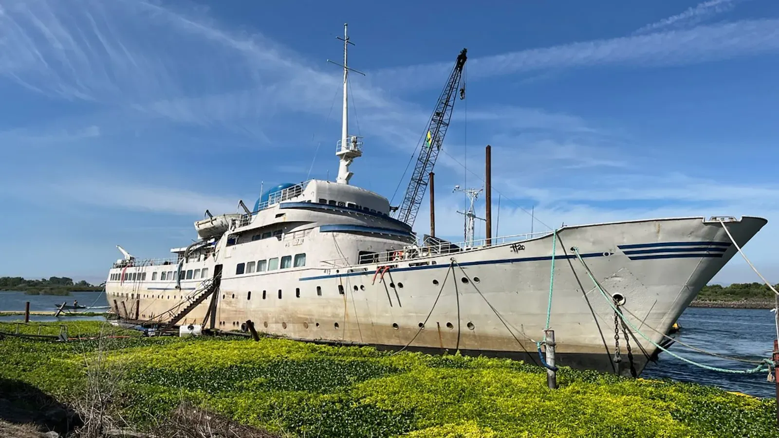 سفينة "أورورا" التاريخية، التي يبلغ طولها 293 قدماً، تظهر في حالة تدهور قرب شبه جزيرة ماري آيلاند، بعد جهود ترميم استمرت 15 عاماً.