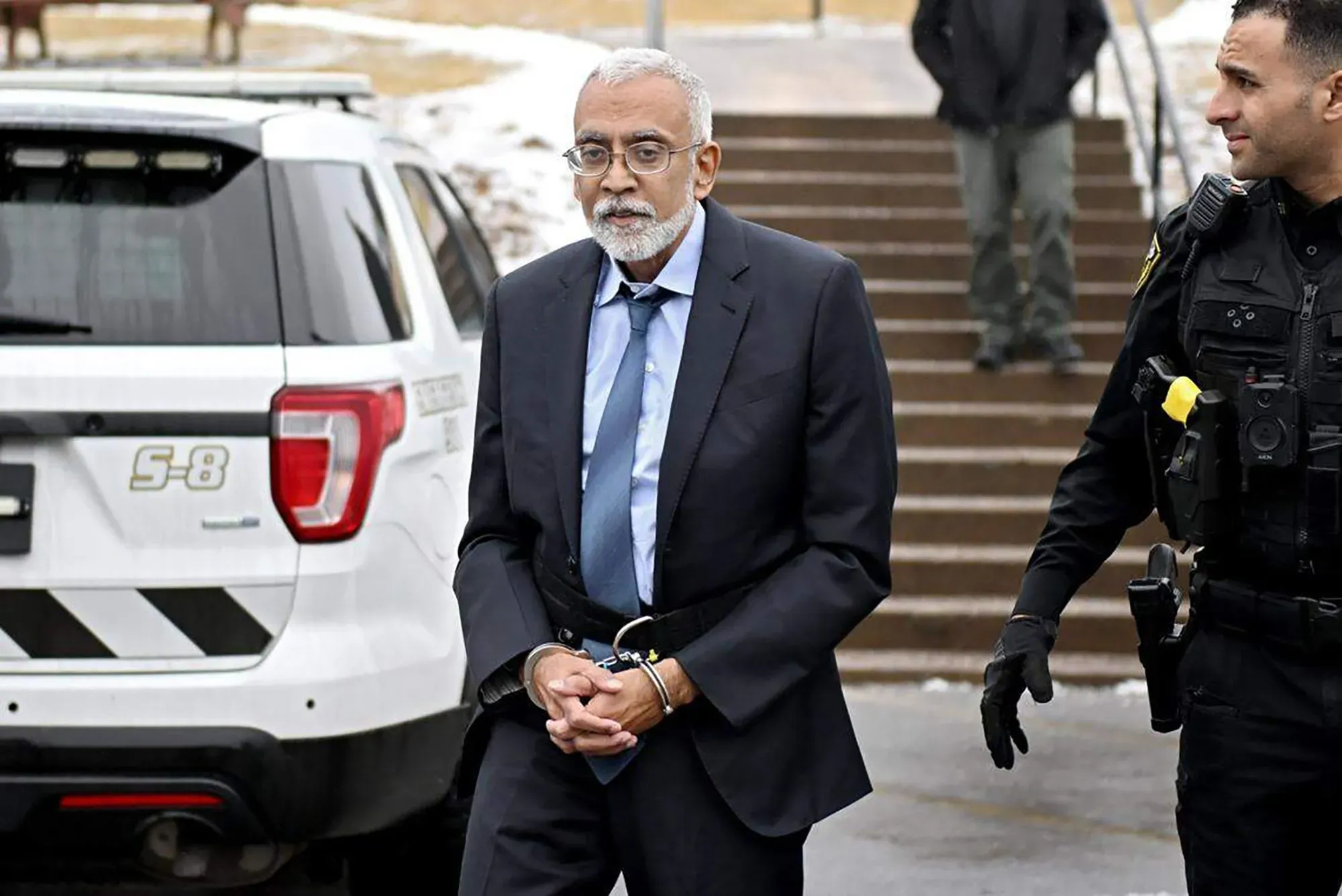 سوبرامانيام "سوبو" فيدام، رجل مسن ذو شعر رمادي، يسير مع ضابط شرطة بعد الإفراج عنه من السجن، بينما يواجه قضايا ترحيل معقدة.