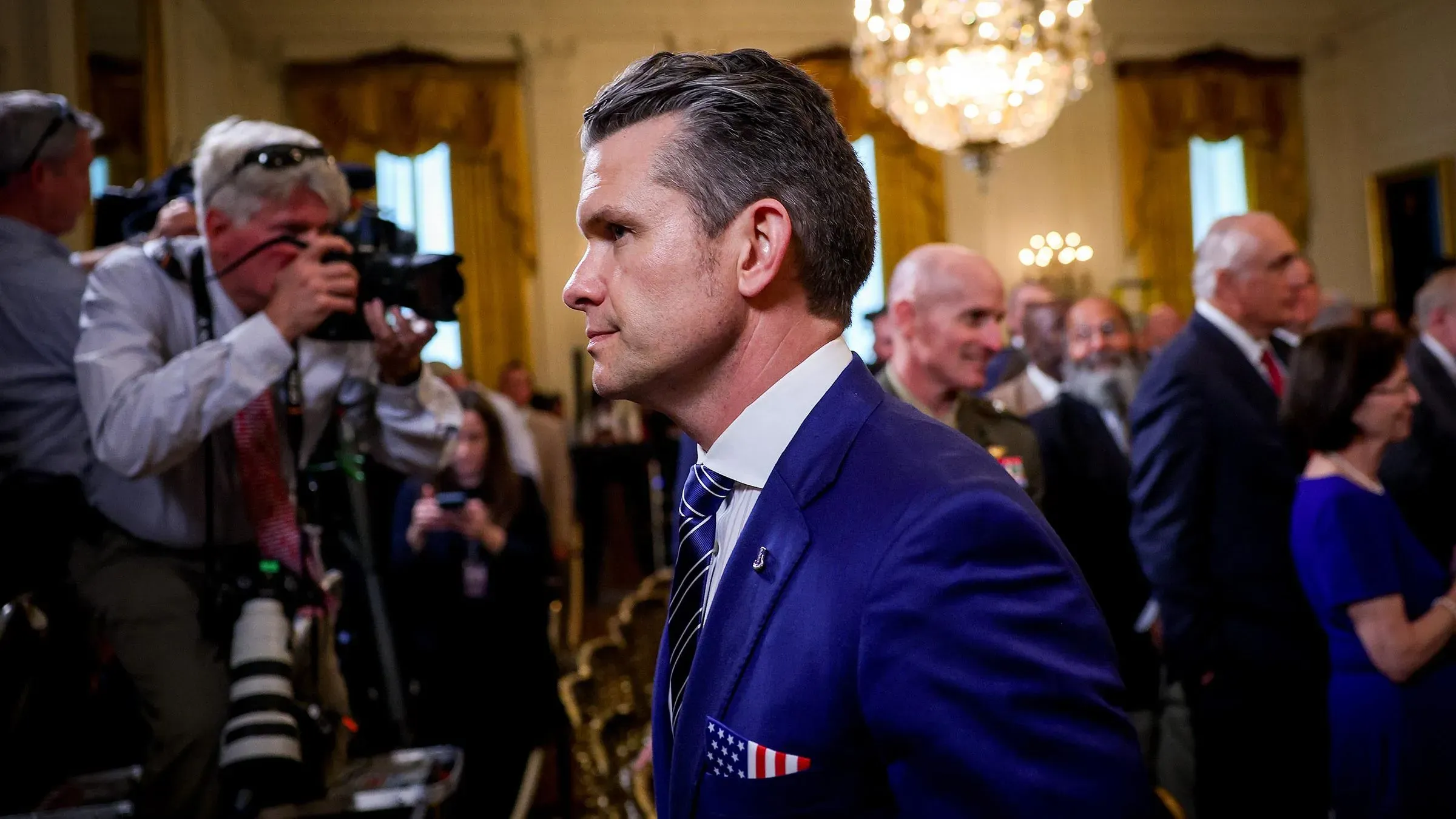 وزير الدفاع بيت هيغسيث يتحدث في حدث رسمي، محاط بالصحفيين والمصورين، مع التركيز على قرار إنهاء برنامج "المرأة والسلام والأمن".