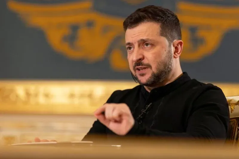 الرئيس الأوكراني فولوديمير زيلينسكي يتحدث بجدية خلال اجتماع، مع التركيز على قضايا الأمن والدعم الدولي لأوكرانيا.