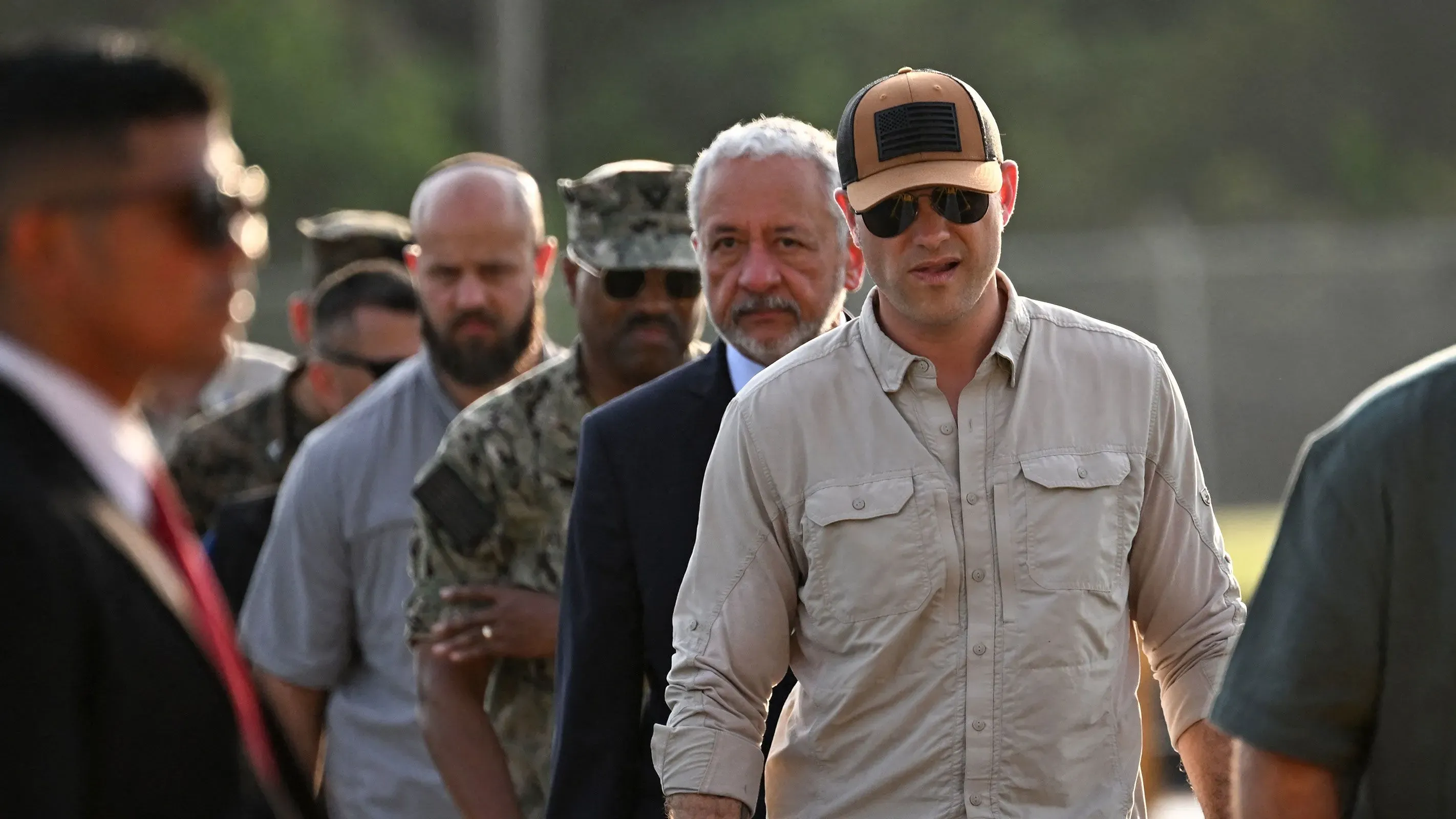 وزير الدفاع الأمريكي بيت هيغسيث يتحدث مع رئيس بنما خوسيه راؤول مولينو خلال زيارة لمناقشة التعاون الأمني وتعزيز العلاقات بين البلدين.