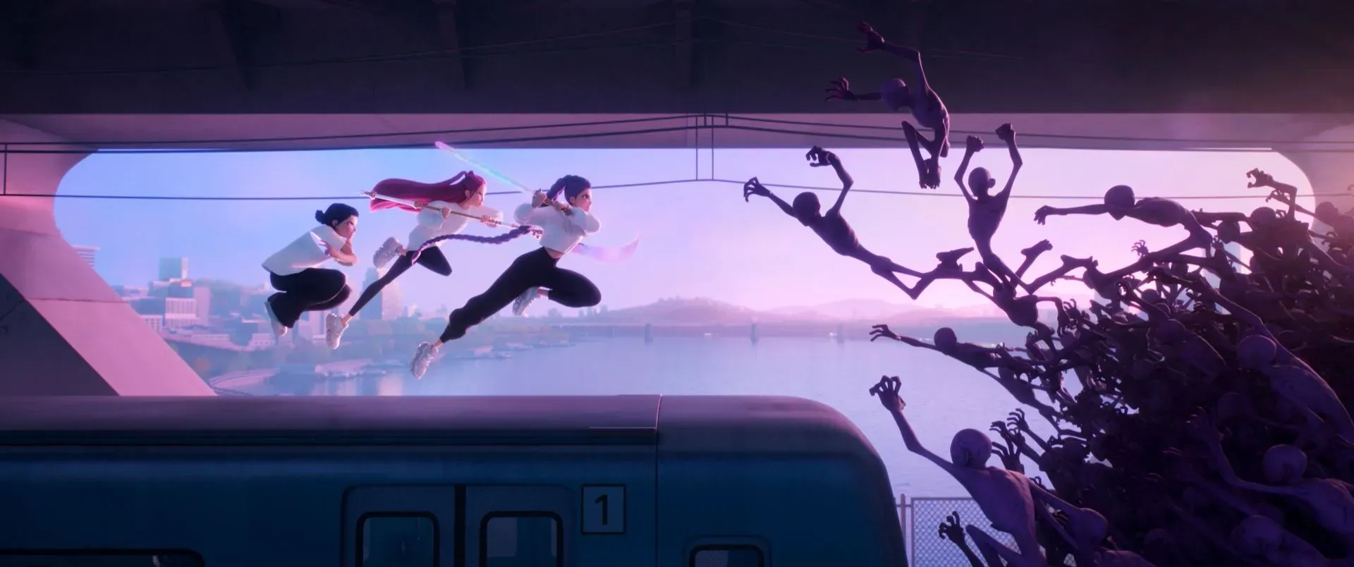 مجموعة من الفتيات الكوريات يقفزن فوق قطار، بينما تتجه نحوهن كائنات مظلمة، في مشهد من فيلم "KPop Demon Hunters".