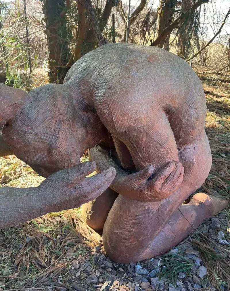 تمثال يمثل امرأة تجثو على ركبتيها، تعبر عن الألم والحزن، كجزء من عمل فني يكرم ضحايا تفجير طائرة بان آم 103.
