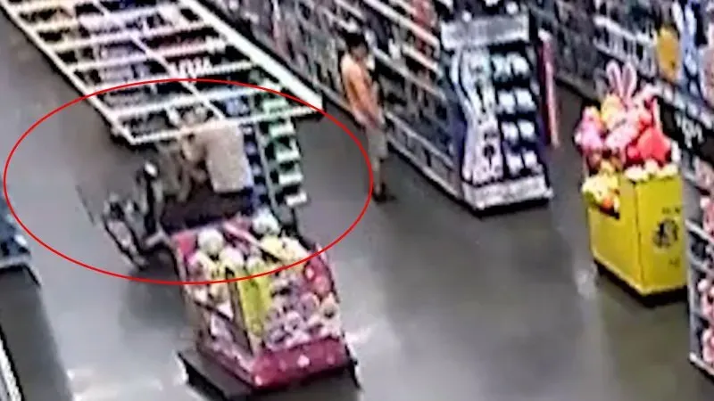 لقطة من كاميرا المراقبة في متجر وول مارت تُظهر ماهيندرا باتيل يتفاعل مع امرأة تحمل طفلين، وسط اتهامات بمحاولة اختطاف.