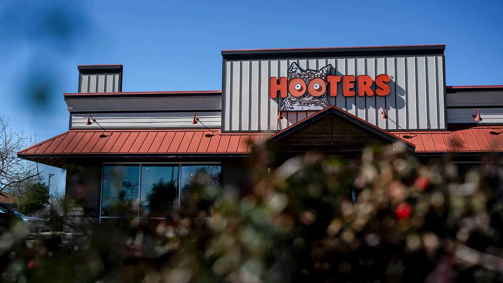 مطعم هوترز، المعروف بأجنحته الشهية، يواجه أزمة إفلاس وسط تراجع المبيعات في قطاع المطاعم غير الرسمية.