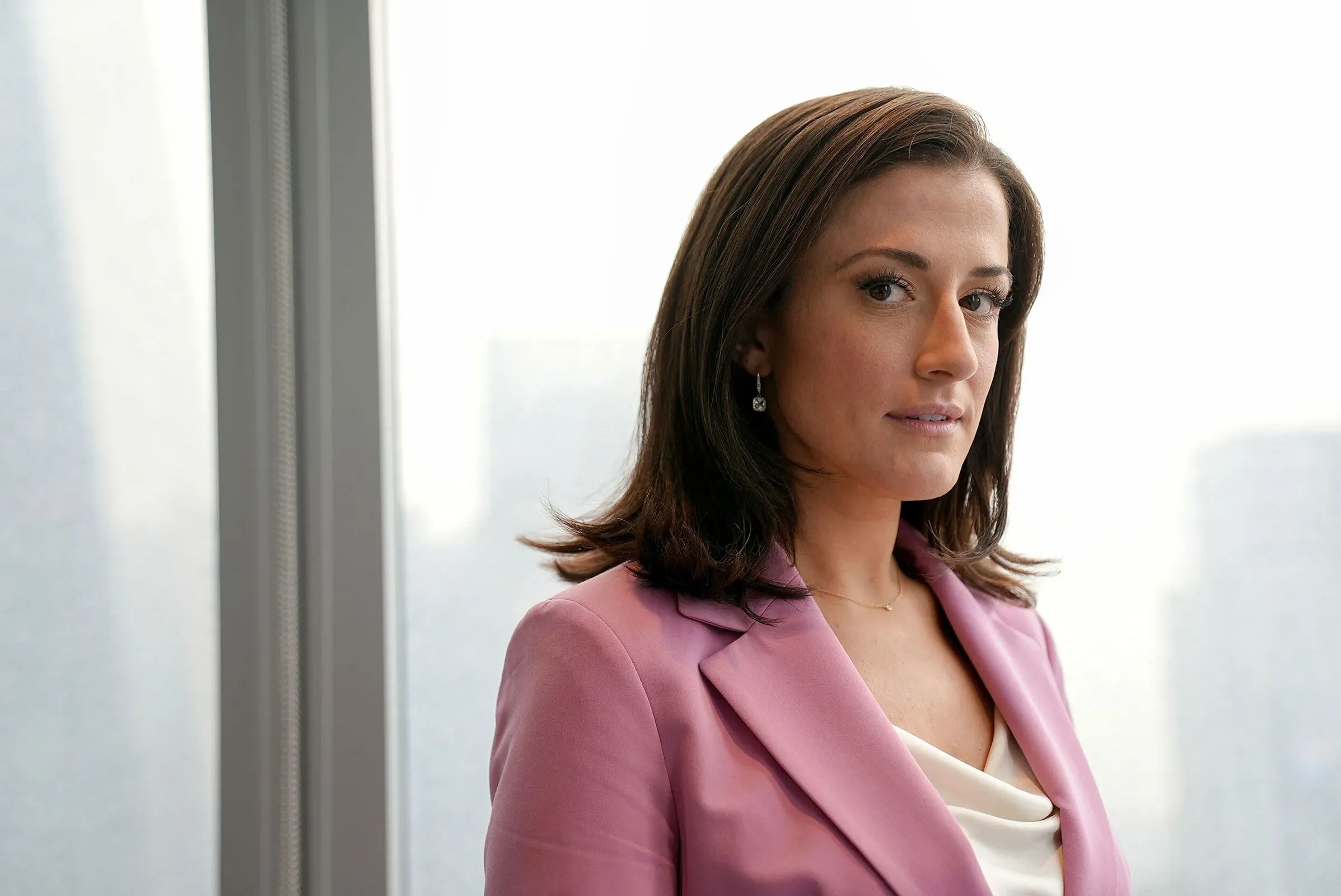 كاسيدي هاتشينسون، مساعدة سابقة في إدارة ترامب، تظهر في صورة رسمية، وسط تساؤلات حول شهادتها في أحداث الكابيتول في 6 يناير 2021.