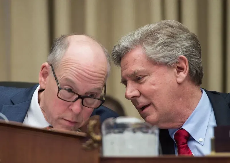 مشرعون يتبادلون الحديث في جلسة استماع بمجلس النواب، وسط مناقشات حول تخفيضات محتملة في برنامج Medicaid وتأثيرها على الناخبين.