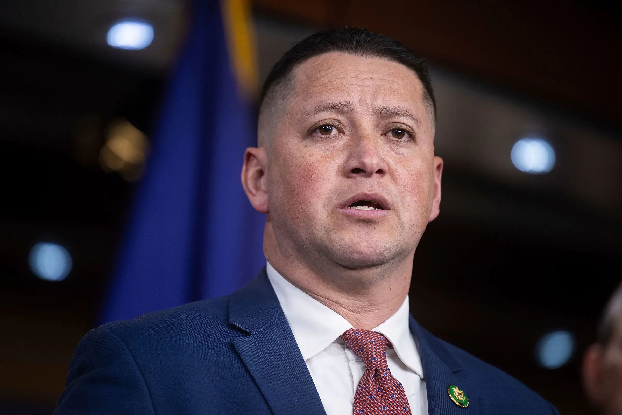 يتحدث النائب توني غونزاليس خلال مؤتمر صحفي، مع التركيز على الادعاءات الخطيرة ضده، وسط أجواء سياسية مشحونة.