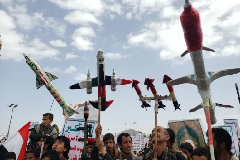 محتجون يحملون نماذج لصواريخ وطائرات مسيرة خلال مظاهرة في اليمن، تعبيرًا عن دعم الحوثيين لعملياتهم العسكرية ضد إسرائيل.