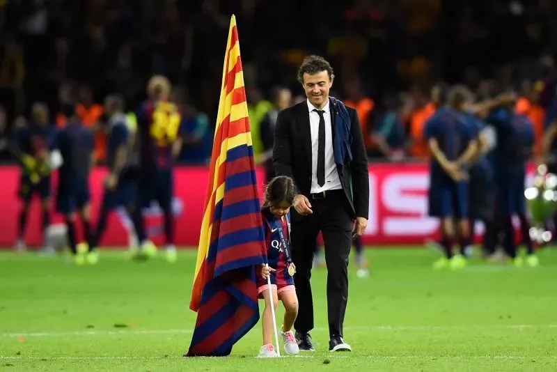 صورة مؤثرة للمدير الفني لويس إنريكي وابنته زانا، يحملان علم برشلونة بعد فوز إنريكي بدوري الأبطال في 2015، تذكير عاطفي بعد وفاتها.