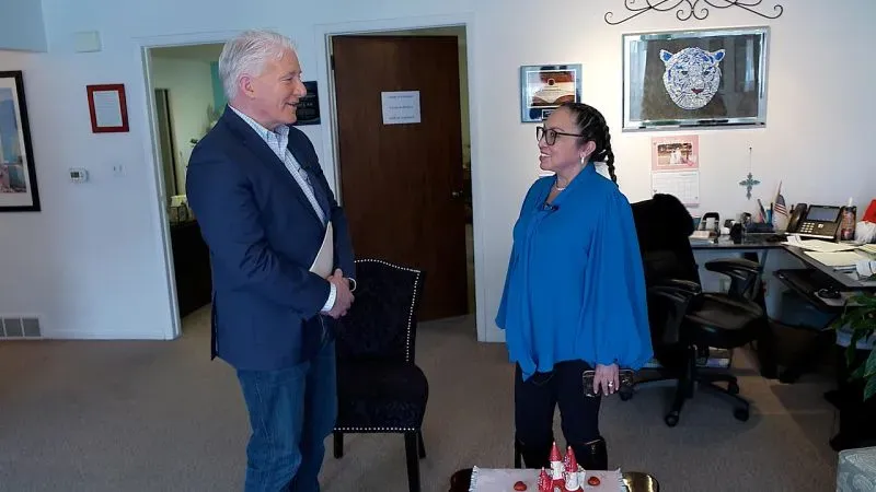 لقاء بين ديفيد هايز وإزميرالدا راميريز راي في مكتبها، حيث يناقشان القضايا السياسية والاقتصادية في كولورادو.