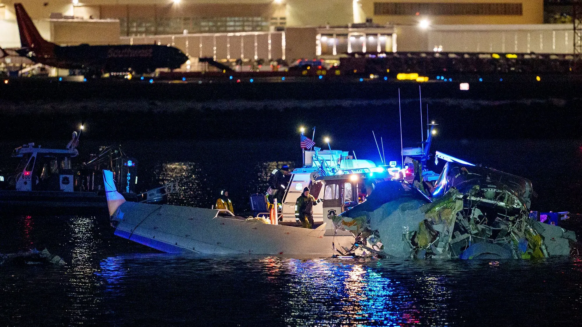 غواصة إنقاذ تعمل على انتشال حطام طائرة هليكوبتر من نهر هدسون، بعد حادث مميت أسفر عن وفاة عائلة مكونة من خمسة أفراد.