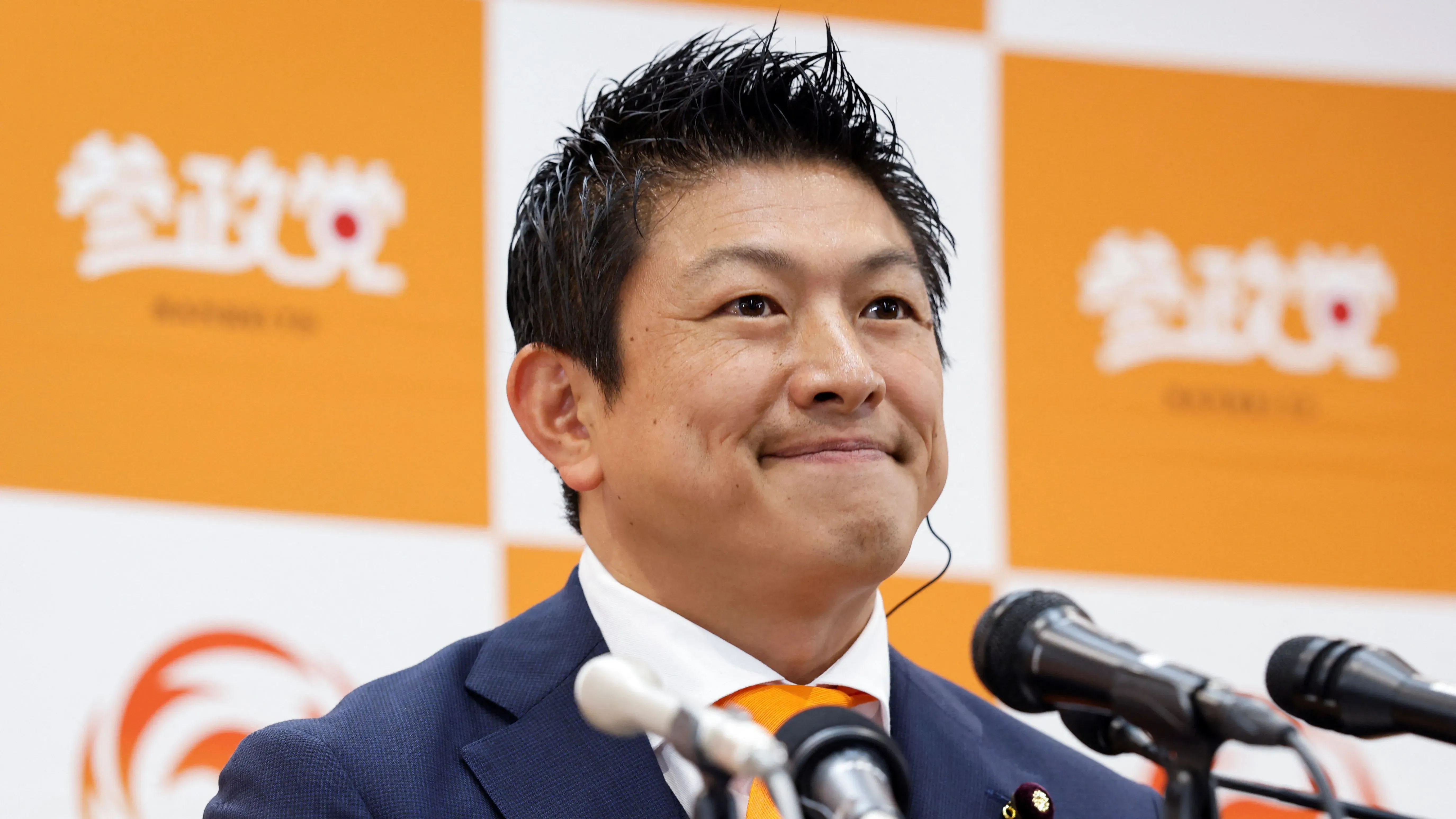 زعيم حزب سانسيتو، سوهي كامييا، يتحدث خلال مؤتمر صحفي، مع التركيز على قضايا الهجرة والشعبوية في اليابان.