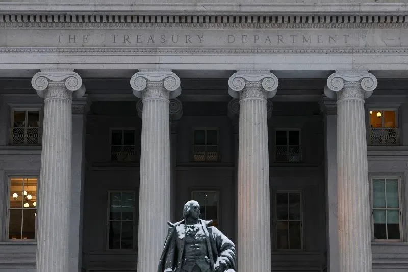 واجهة وزارة الخزانة الأمريكية مع تمثال لألكسندر هاميلتون، تعكس التوترات السياسية حول سلطة إيلون ماسك وتأثيره على الحكومة.