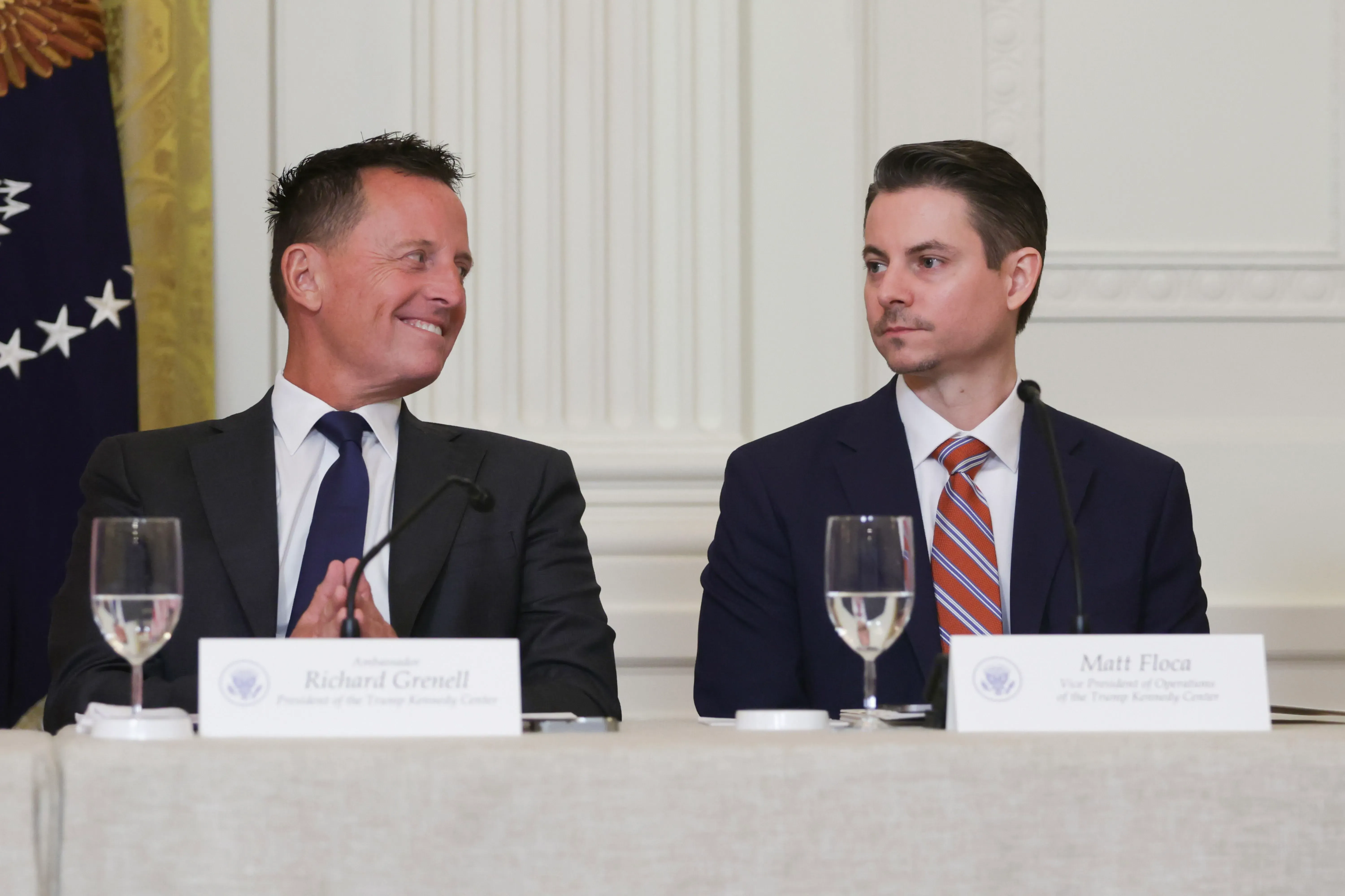 مات فلوكا، المدير الجديد لمركز كينيدي، يجلس بجانب ريك غرينيل خلال اجتماع رسمي، مع التركيز على التغييرات الإدارية في المؤسسة الفنية.