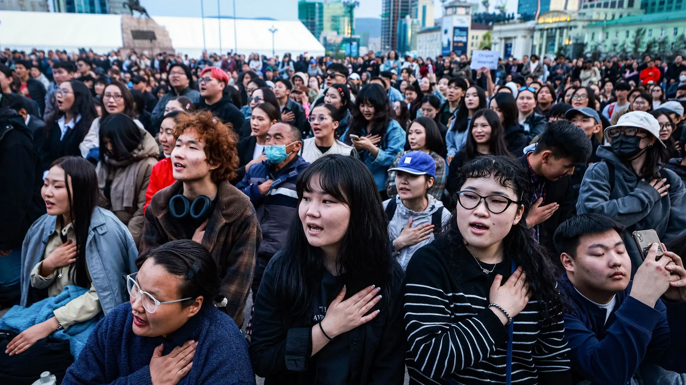 احتجاجات حاشدة في أولان باتور، حيث يجتمع المتظاهرون للمطالبة باستقالة رئيس الوزراء بسبب الفساد والفجوة الاقتصادية.