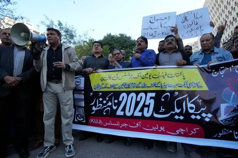 محتجون في إسلام أباد يحملون لافتات ويستخدمون مكبر صوت للتعبير عن مطالبهم، وسط أجواء من التوتر السياسي في باكستان.