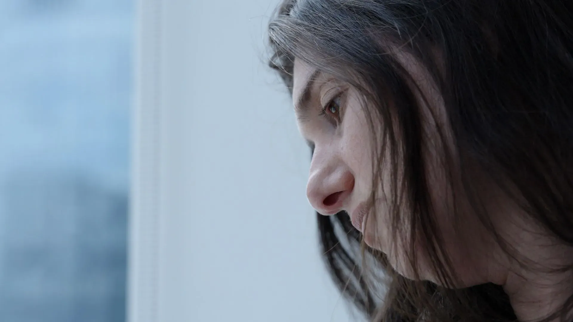 امرأة تبدو قلقة وتفكر بعمق، مع التركيز على تعبير وجهها، مما يعكس تأثير التوتر على الصحة النفسية.