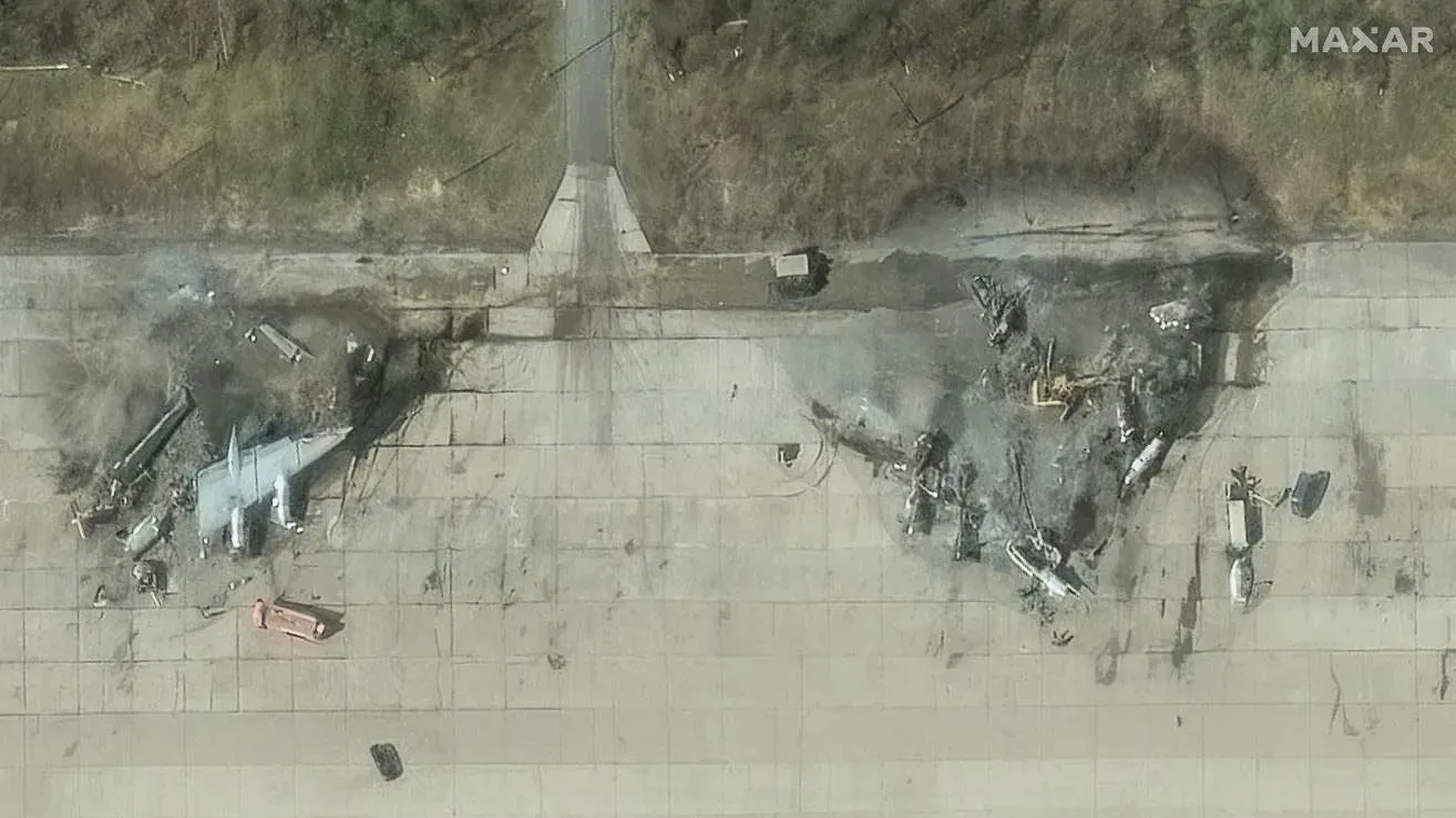 تظهر الصورة دمارًا واسعًا في قاعدة جوية روسية، حيث تحطمت طائرات ومعدات عسكرية نتيجة هجوم بطائرات مسيرة أوكرانية.