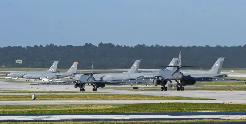 طائرات حربية أمريكية من طراز B-1 وB-2 على مدرج قاعدة جوية، تعكس المخاوف من تهديدات الهجمات الجوية على المنشآت العسكرية.