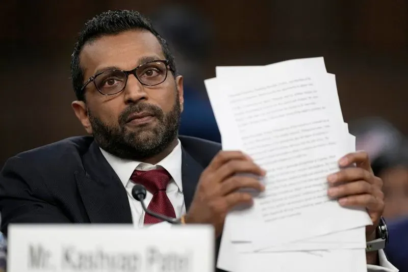 كاش باتيل، مرشح ترامب لمنصب حكومي، يحمل أوراقًا خلال جلسة استماع في مجلس الشيوخ، مع التركيز على أهمية الدعم الجمهوري.