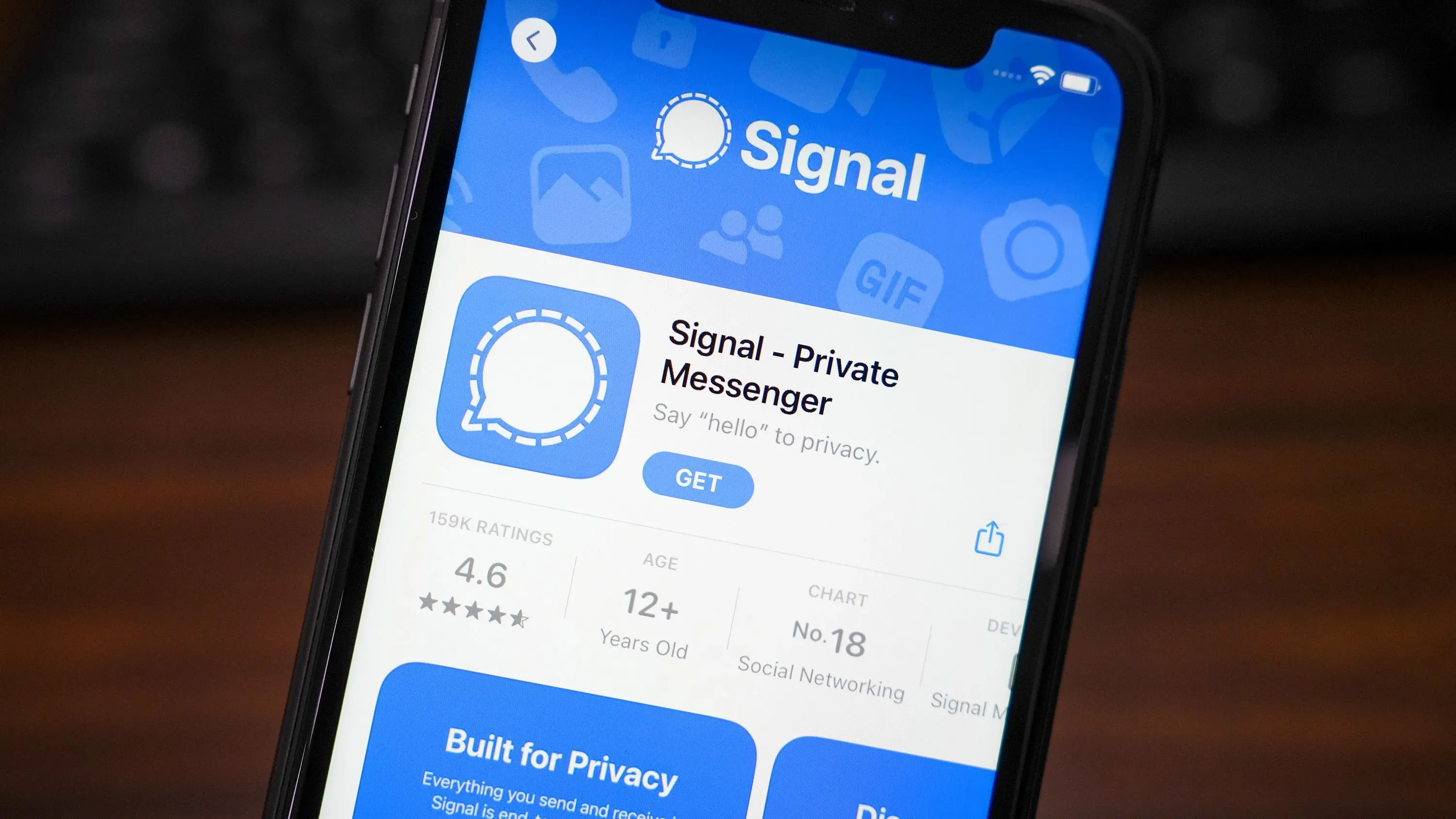 تطبيق سيجنال للمراسلة، يظهر على شاشة هاتف ذكي، مع التركيز على ميزات الخصوصية والأمان، مما يعكس أهمية حماية المعلومات الشخصية.