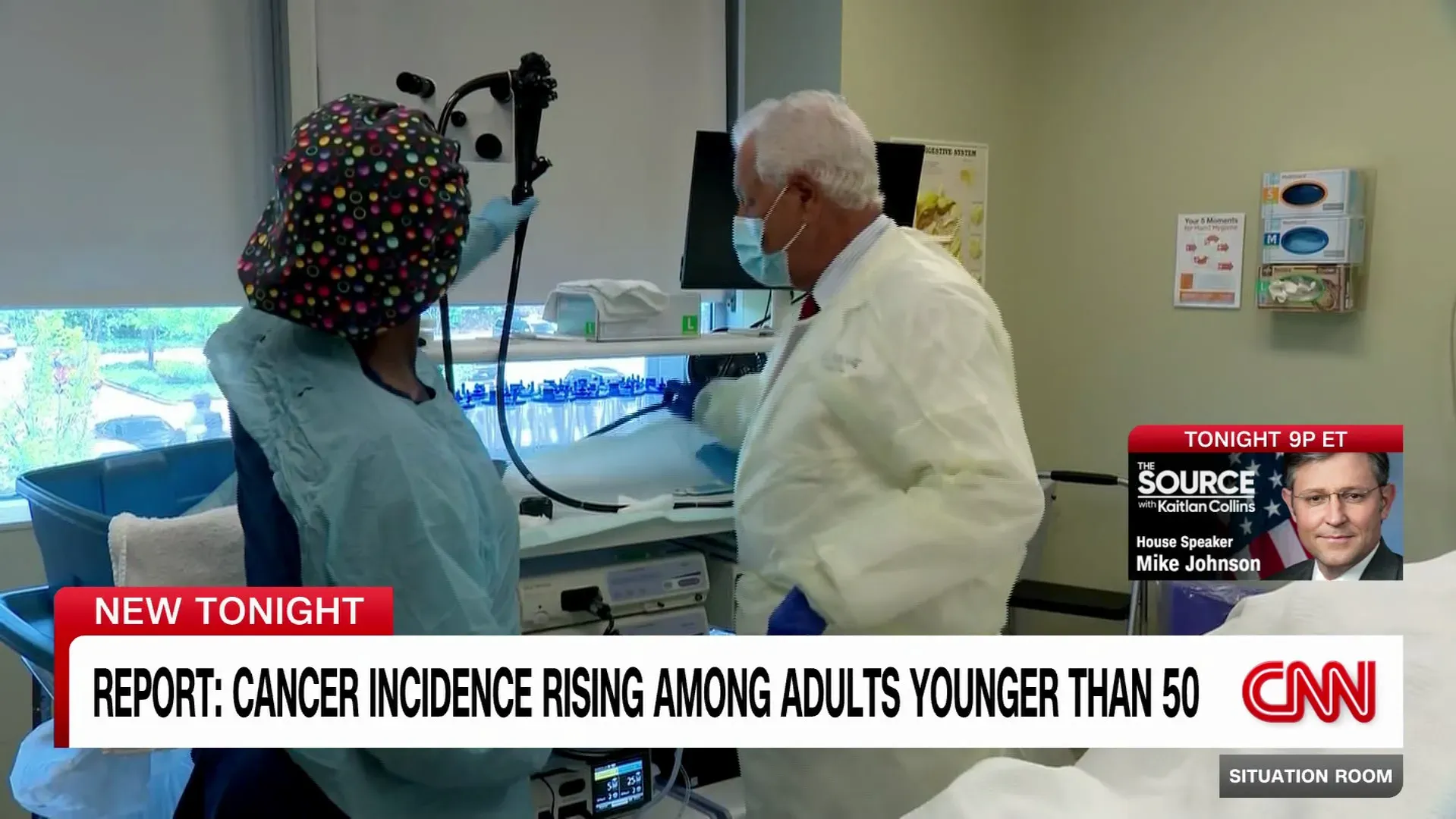 طبيبان يرتديان ملابس واقية في غرفة طبية، يتحدثان حول سرطان القولون والمستقيم وأهمية الفحوصات المبكرة.