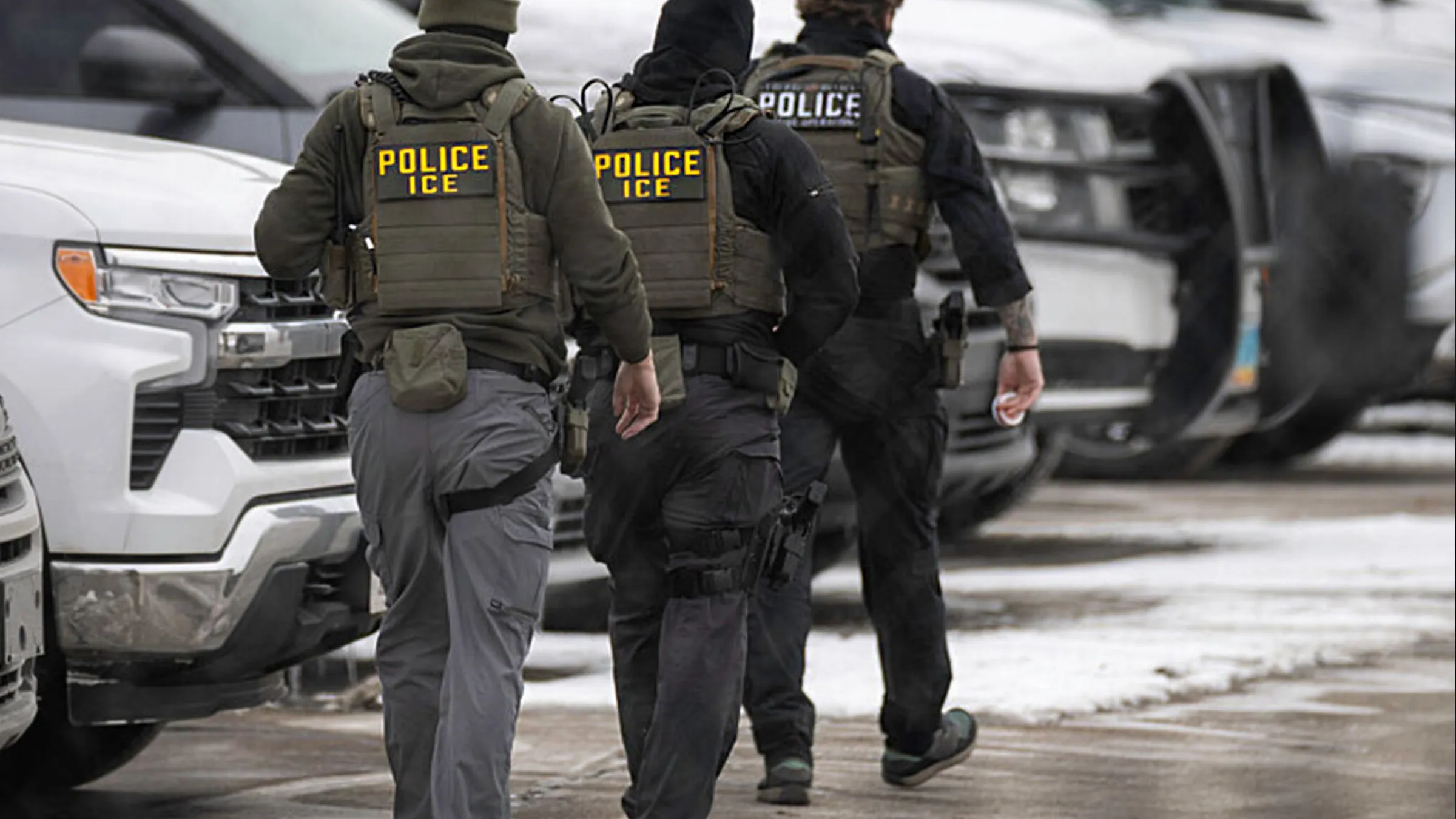 شعار شبكة CNN مع عبارة "أخبار عاجلة"، يعكس تغطية القضايا القانونية المتعلقة باعتقالات المهاجرين في أوريغون.