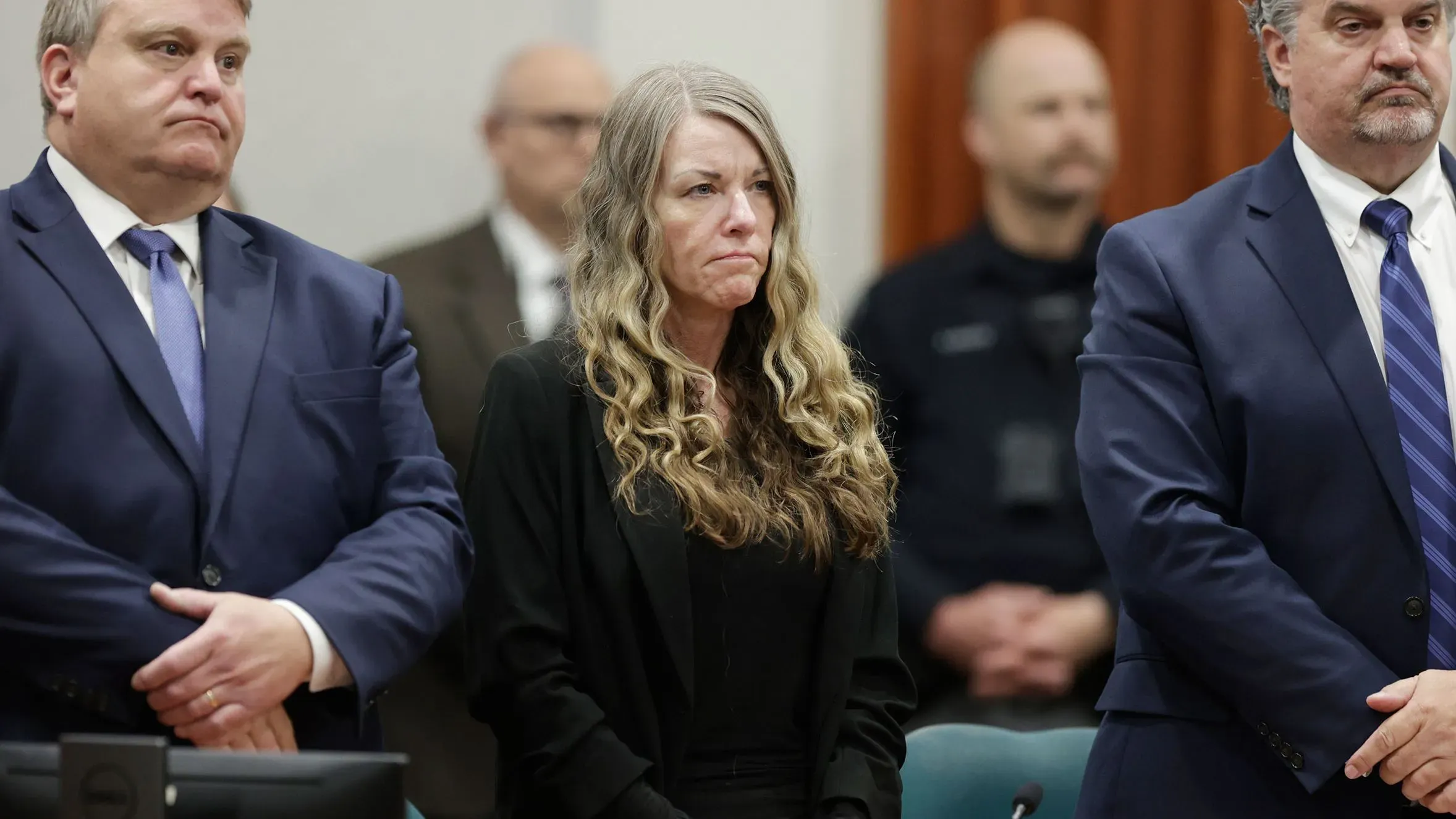 لوري فالو دايبيل، متهمة بالتآمر لقتل زوجها المنفصل، تظهر في قاعة المحكمة وسط محاميها، في سياق قضيتها المثيرة للجدل.