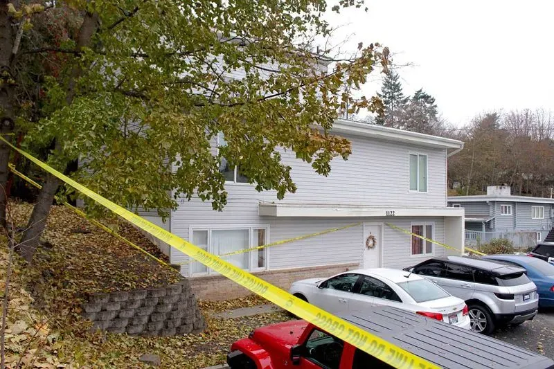 موقع جريمة القتل في موسكو، أيداهو، يظهر المنزل المحاط بشريط تحذيري، مع سيارات متوقفة في المقدمة، مما يسلط الضوء على القضية القانونية لبرايان كوهبرغر.