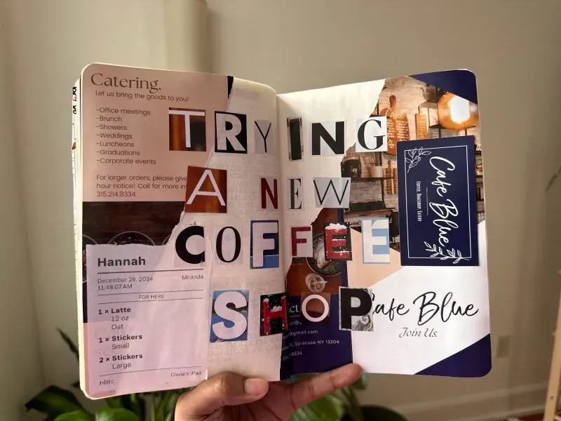 صفحة دفتر يوميات مزينة بمزيج من القصاصات الملونة، تتضمن نصًا مكتوبًا "نجرب مقهى جديد" مع تفاصيل عن الطلبات والمقهى.