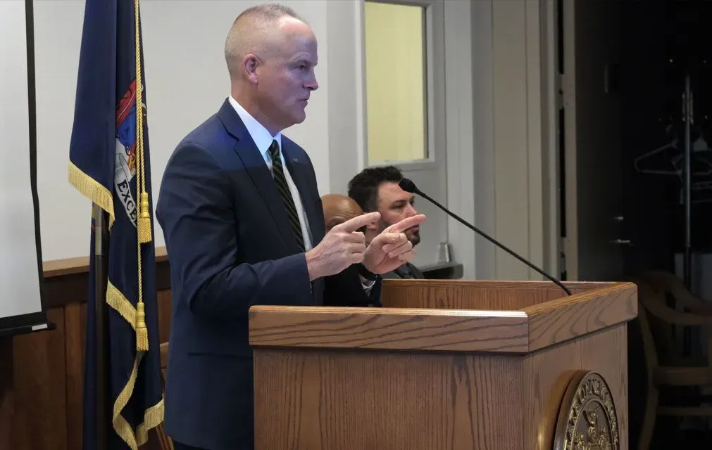 تظهر الصورة قاضيًا يتحدث في محكمة متخصصة للمحاربين القدامى، حيث يتم تقديم الدعم القانوني والعلاج للجنود السابقين المتعثرين.