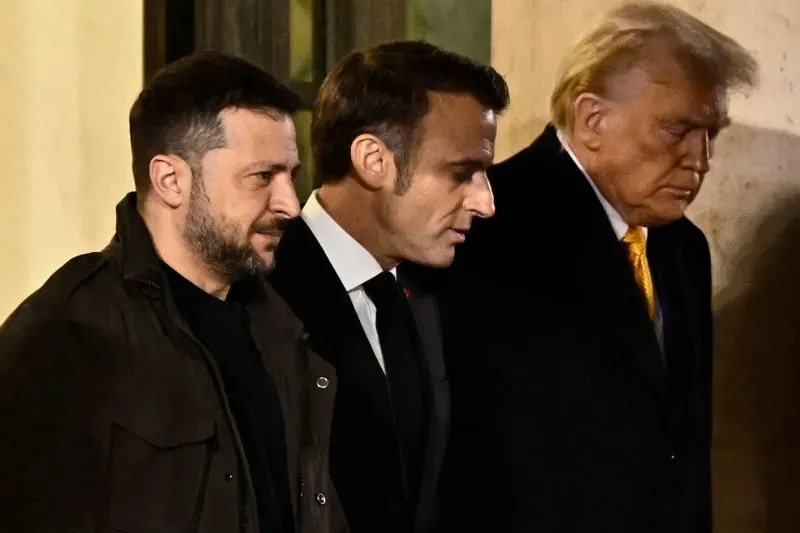اجتماع بين زيلينسكي وماكرون وترامب، حيث يناقشون الوضع في أوكرانيا وتأثيره على السياسة العالمية.