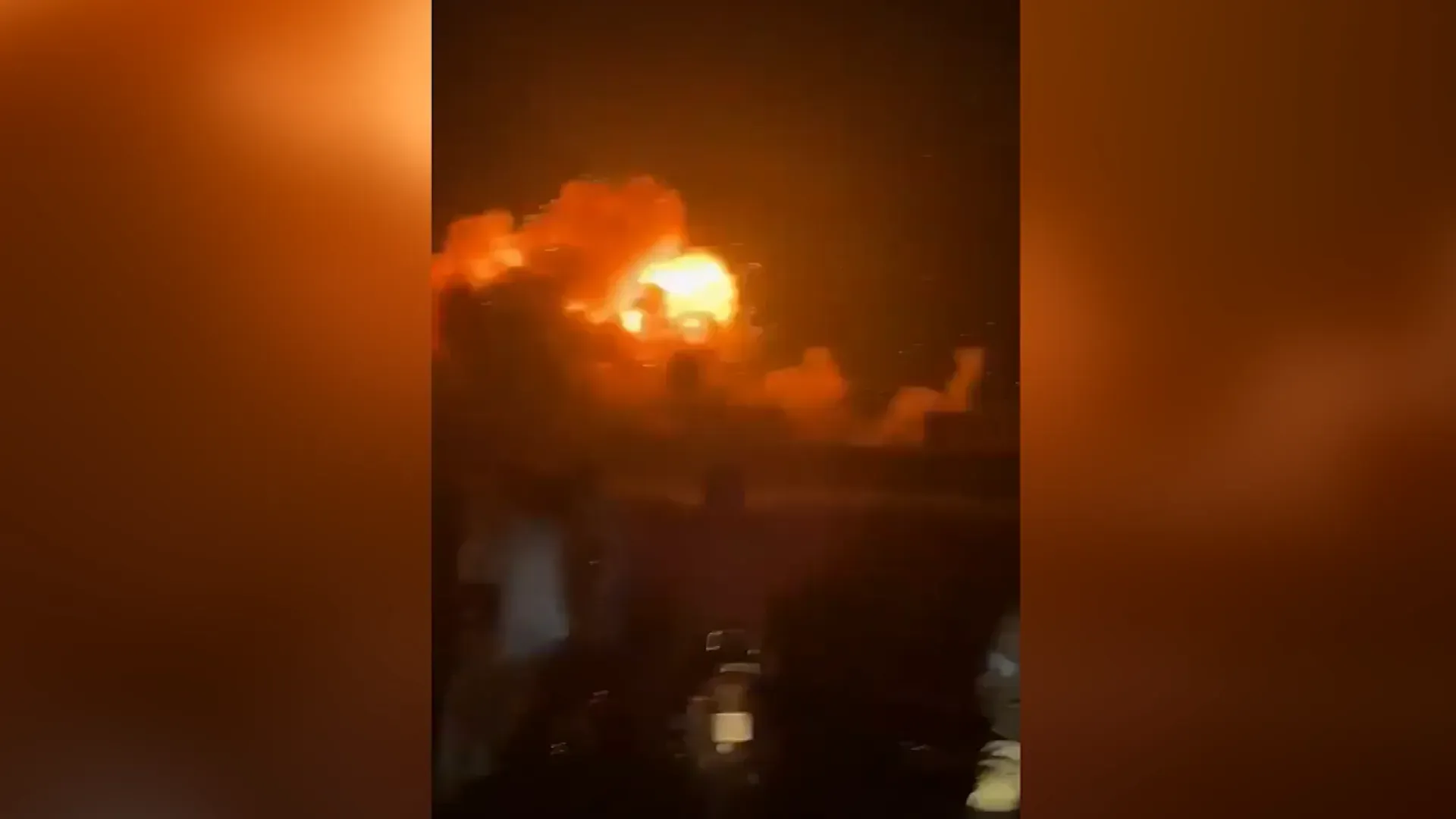 انفجار كبير في السماء ليلاً، مع سحب من الدخان والنار، يشير إلى تصاعد التوترات العسكرية بين الهند وباكستان بعد ضربات جوية.