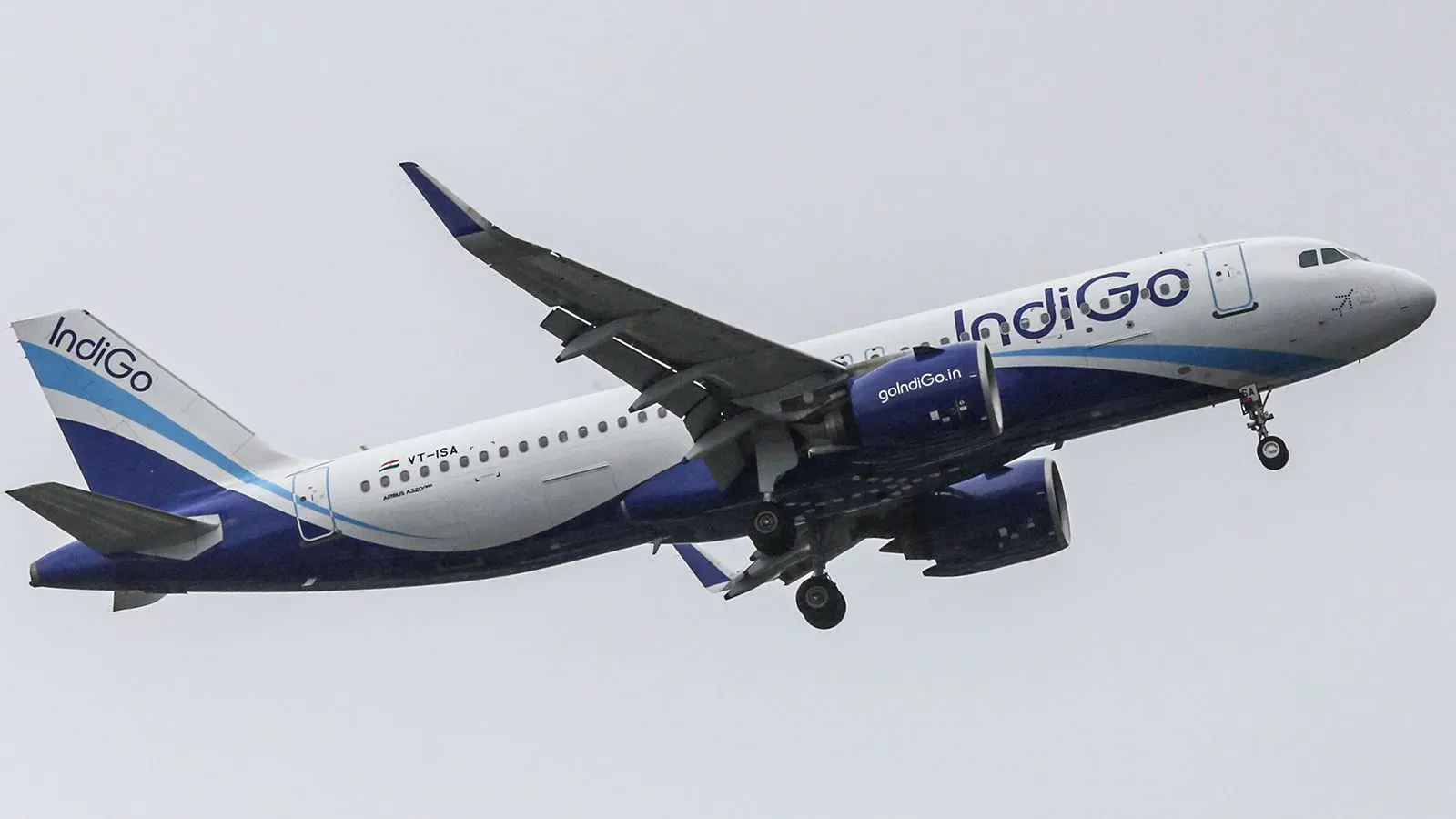 طائرة IndiGo تتعرض لعاصفة بَرَد أثناء رحلة من نيودلهي إلى سريناغار، مما أدى إلى أضرار كبيرة في مقدمتها، لكنها هبطت بسلام.