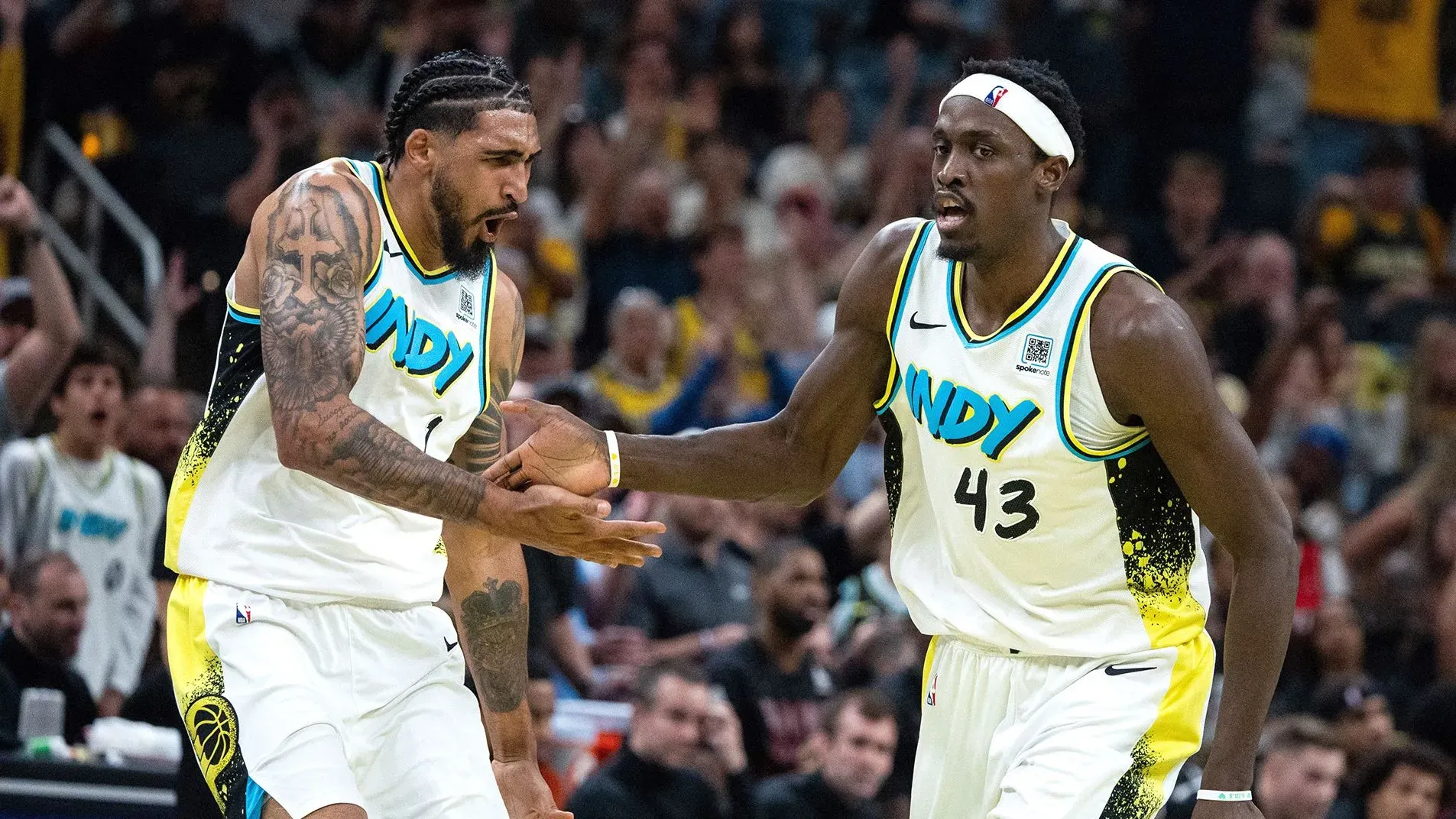 لاعبا إنديانا بيسرز يحتفلان بعد تسجيل نقطة خلال مباراة البلاي أوف ضد كليفلاند كافالييرز، حيث حقق الفريق فوزًا ساحقًا 129-109.