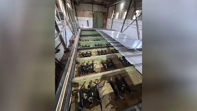 صورة تُظهر طائرات مسيرة مخفية داخل حظائر خشبية، تم تهريبها إلى روسيا لتنفيذ هجمات على القواعد العسكرية الروسية.