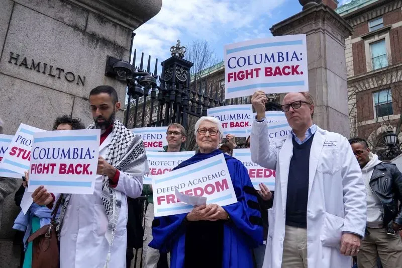 محتجون يحملون لافتات تدعو للدفاع عن الحرية الأكاديمية في جامعة كولومبيا، مع التركيز على أهمية التمويل الفيدرالي للبحث العلمي.