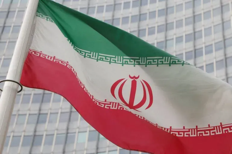 علم إيران يرفرف في موقع رسمي، مع تلميحات حول الوثائق الحساسة المتعلقة بالبرنامج النووي الإيراني وعلاقاتها الدولية.
