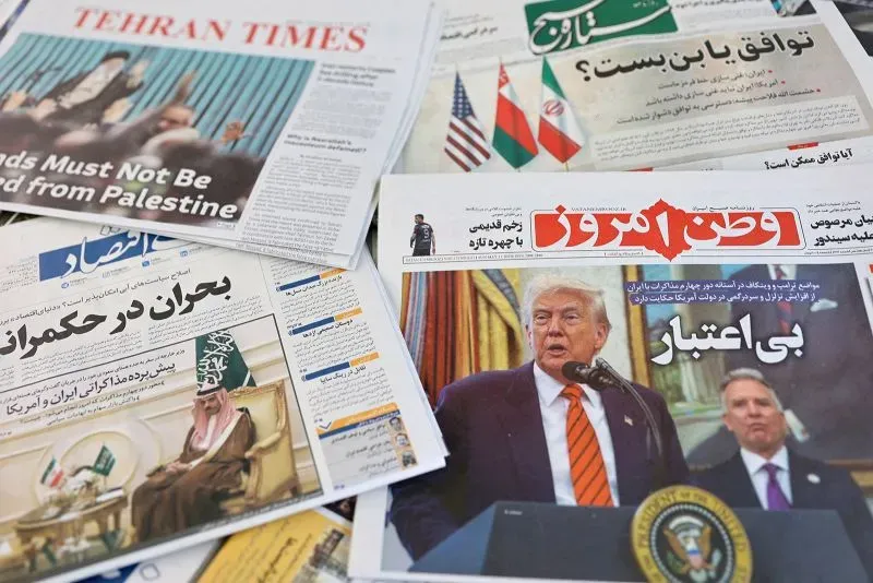 صحف متنوعة تتناول الأحداث السياسية، مع صورة لترامب يتحدث في مؤتمر صحفي، تعكس التوترات حول البرنامج النووي الإيراني.