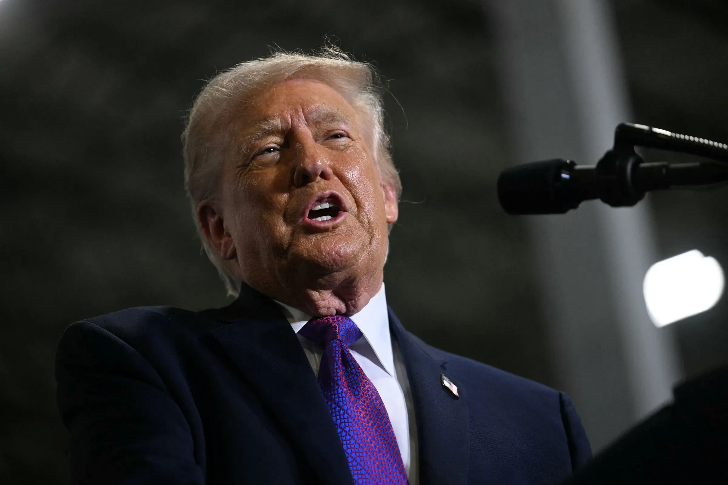 ترامب يتحدث أمام حشد من مؤيديه خلال زيارة لشركة أدوية في أوهايو، متناولًا قضايا الحرب والأسعار المحلية.