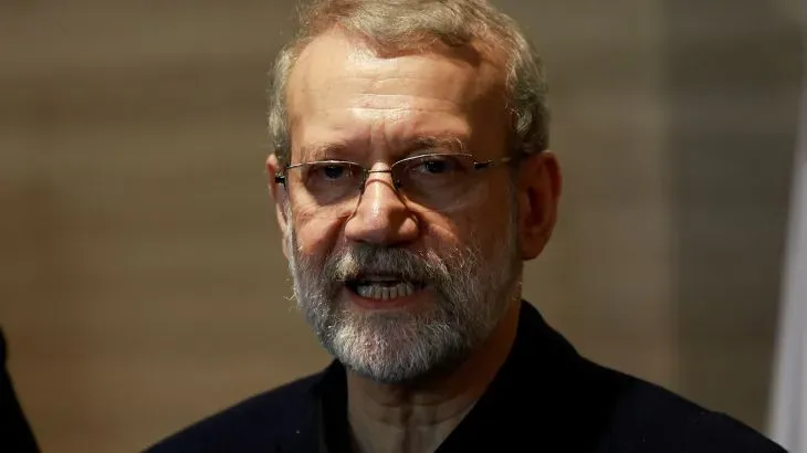 علي لاريجاني، أمين المجلس الأعلى للأمن القومي الإيراني، يتحدث في مؤتمر صحفي، مع التركيز على التوترات بين إيران وإسرائيل.