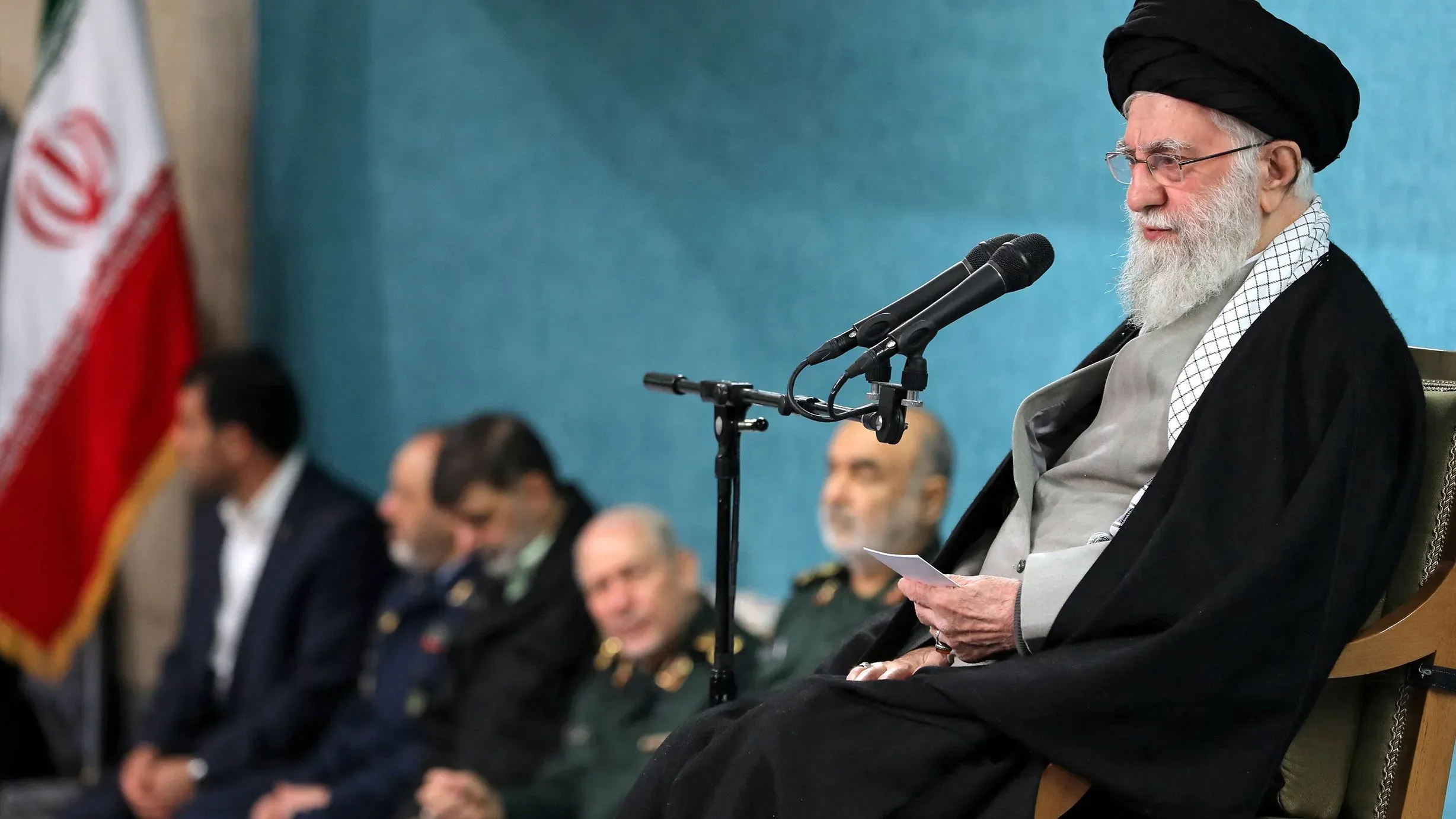 المرشد الأعلى الإيراني آية الله علي خامنئي يتحدث خلال اجتماع، مع العلم أن خلفه يظهر العلم الإيراني، مشيرًا إلى رفض الضغوط للتفاوض.