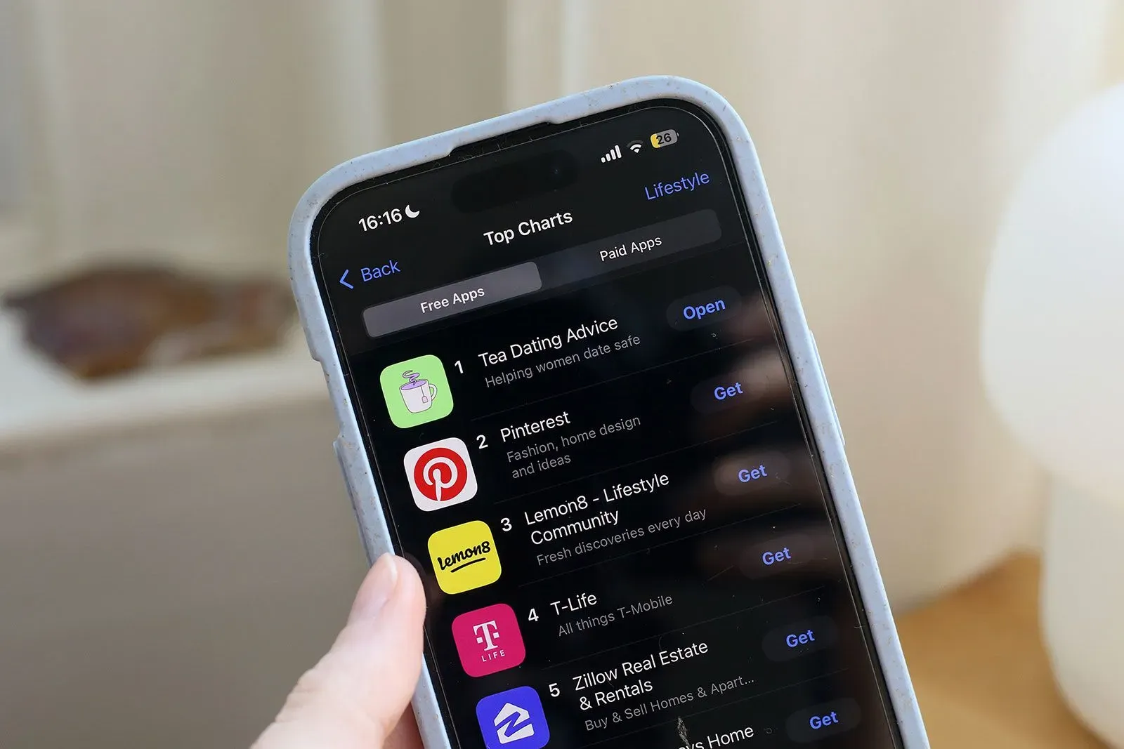 تطبيق "Tea Dating Advice" يتصدر قائمة التطبيقات المجانية، مع التركيز على أمان النساء في المواعدة والتبرع للخط الساخن للعنف المنزلي.