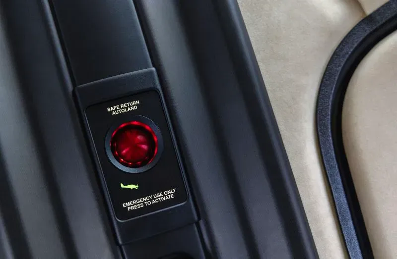 زر "العودة الآمنة" الأحمر في طائرة Cirrus، وهو نظام سلامة ذاتي يسمح للطائرة بالهبوط تلقائيًا في حالات الطوارئ.